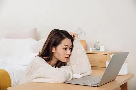 年轻美女居家生活追剧看悲剧图片素材