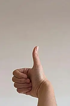 竖起大拇指