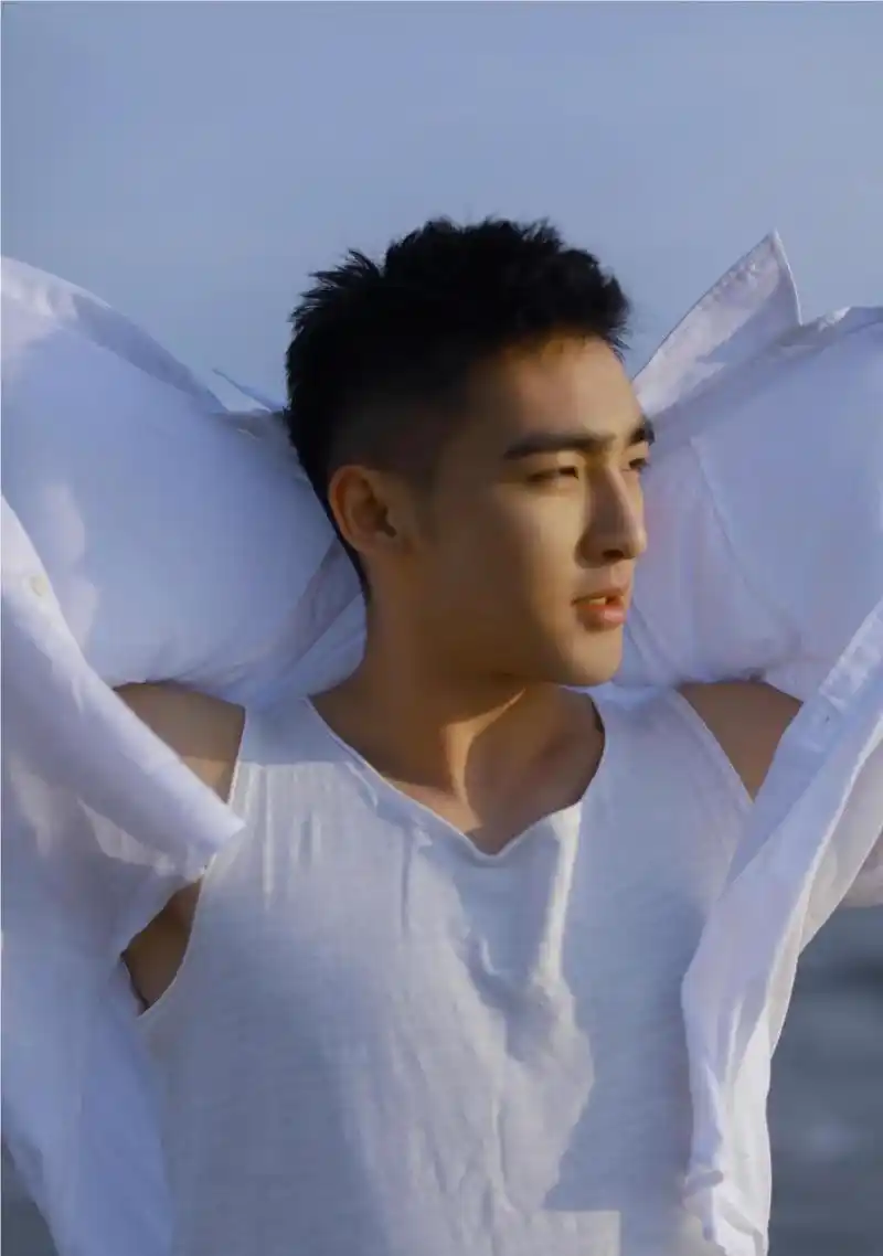 组图:颜值与身材并存的一位小哥哥,青春气息满满的阳光美少年!