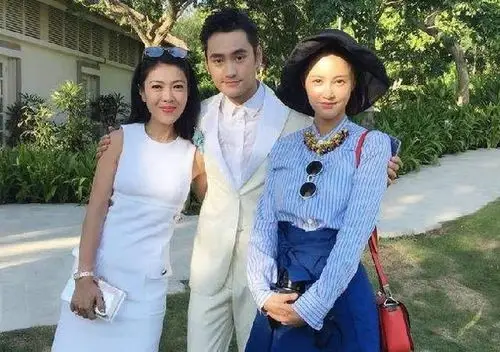 他在演绎事业上顺风顺水,年轻时候的袁弘参加过自己兄弟杨树鹏的婚礼