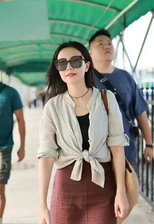 高圆圆广州到达,开衫半身裙靓丽又秀气,低调随和不摆明星架子