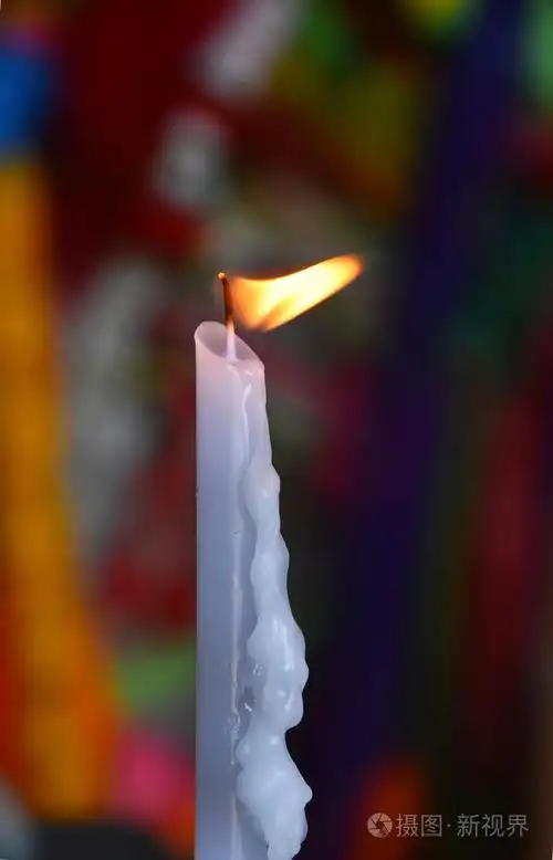 白融化在寺庙或教堂蜡烛的火焰