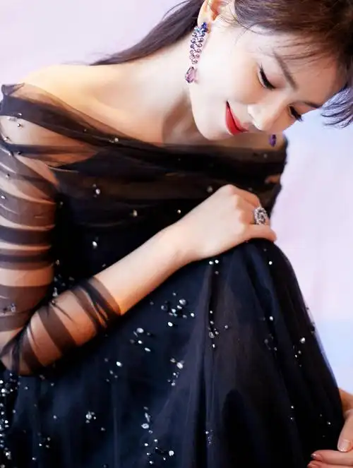 42岁刘涛气质高贵!黑色一字肩网纱长裙宛若星河,真是太美了