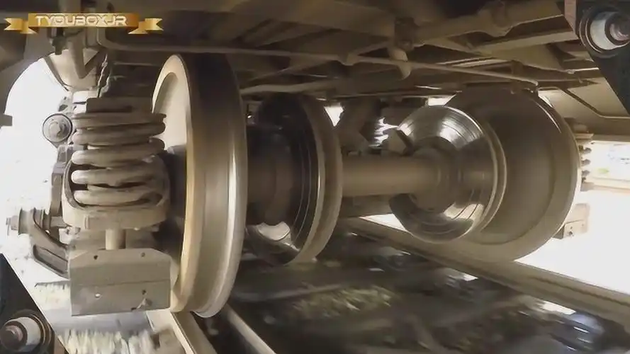 火车车轮的工作原理是什么看完才知道原来在铁轨上是这样转弯的