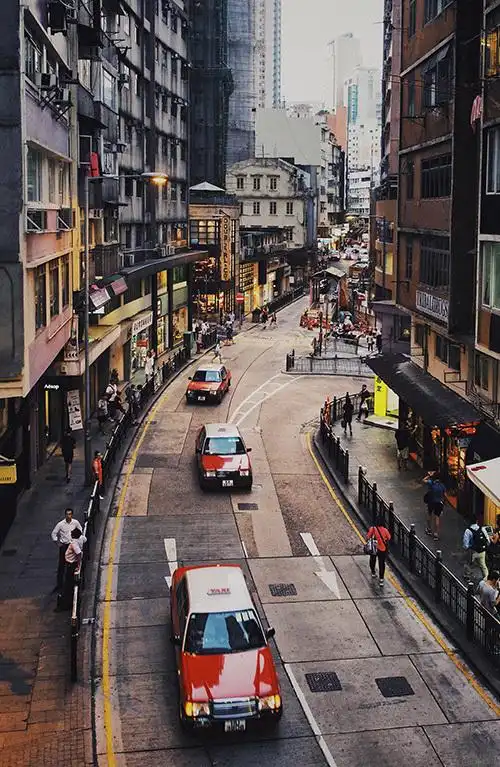 荷里活道与阁麟街交叉路口的天桥上,欣赏着繁华又有些复古味道的街景