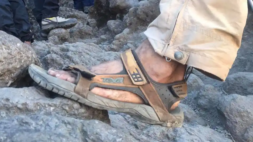 彪悍的人生只需一双凉鞋美国大叔露着脚趾跑了四千公里