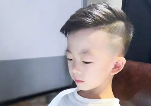 儿童发型 >> 男幼童个性偏分短发设计 2020年小绅士必梳的复古油头剃