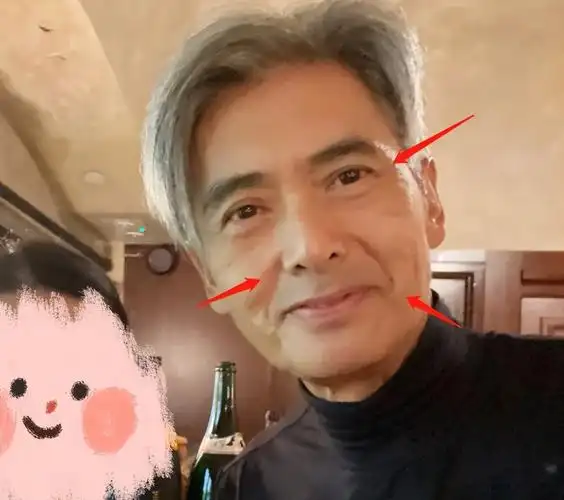 只见照片中,周润发身穿黑色高领上衣,含情脉脉地看着镜头微笑.