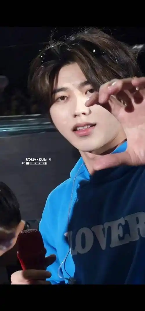 蔡徐坤双手比心##蔡徐坤曼谷演唱会