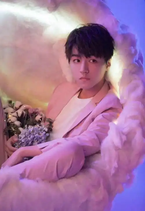 最爱穿粉色的男星易烊千玺比王俊凯还阳光陈立农真的甜