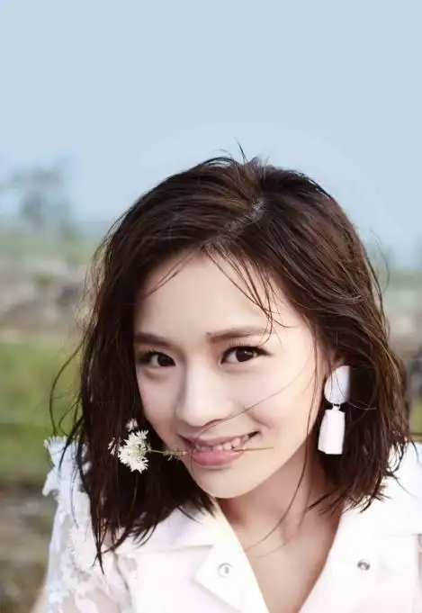 黄英:因女儿身被父母送人,走红后与父母相认,如今生活幸福美满