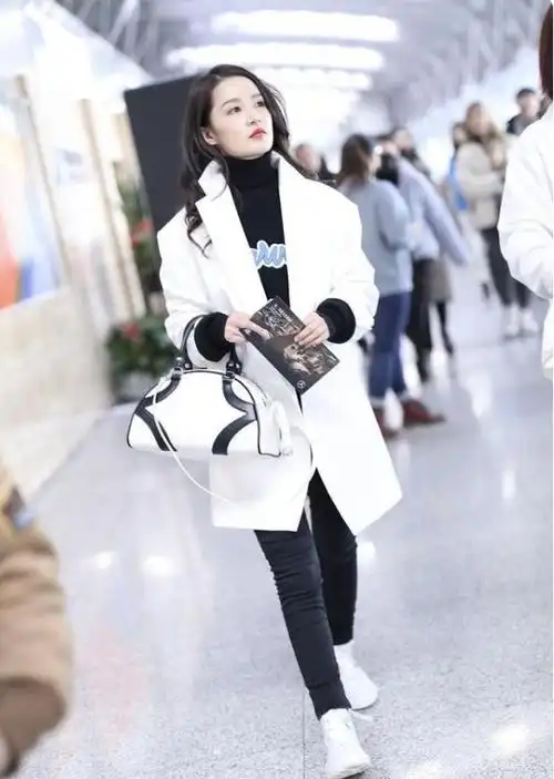 李沁真是搭配高手穿皮毛一体外套配彩色围巾洋气又高级