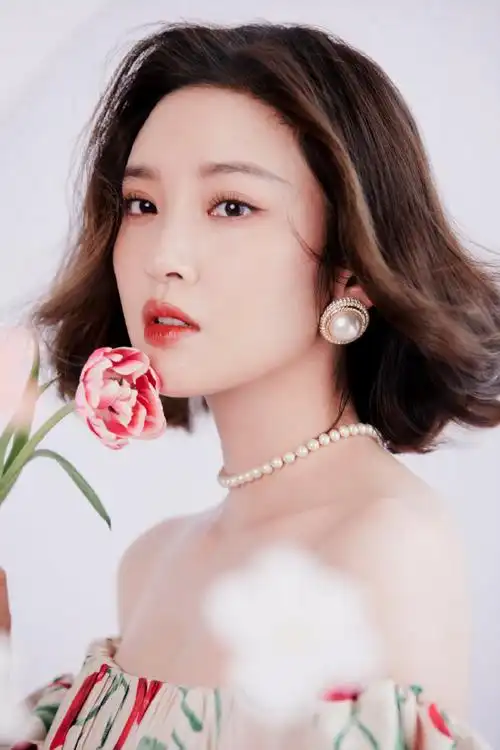 唐艺昕一字肩花裙