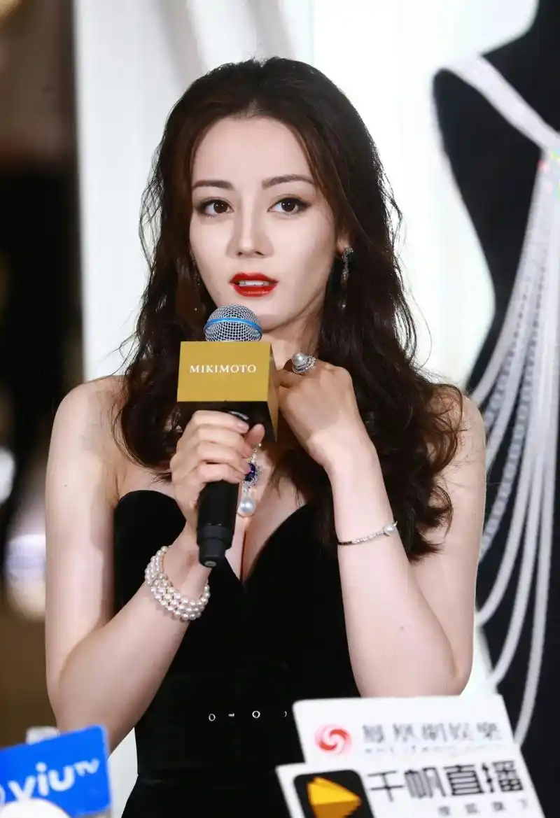 迪丽热巴黑色深v礼服,不知道谁会娶她当老婆