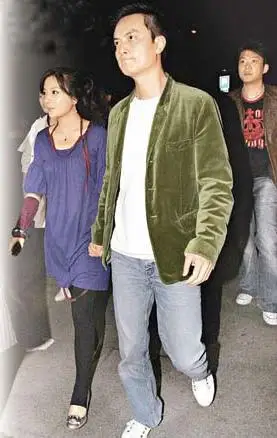 澄清传闻 李泉牵手赵薇缘于隐形眼镜掉落(图)