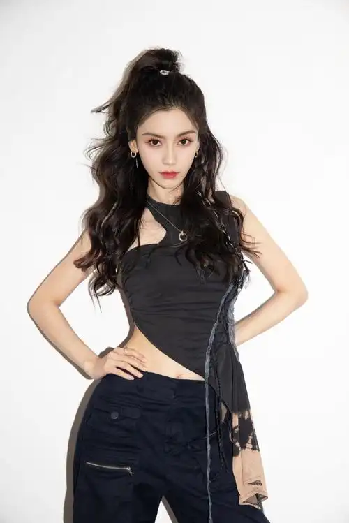 angelababy黑色工装造型活力酷飒 高马尾长卷发飘逸感十足-易天影视
