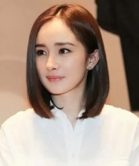 中长款直发,一般是齐肩的,而且会在发尾处做一点点卷曲,但是依然是在