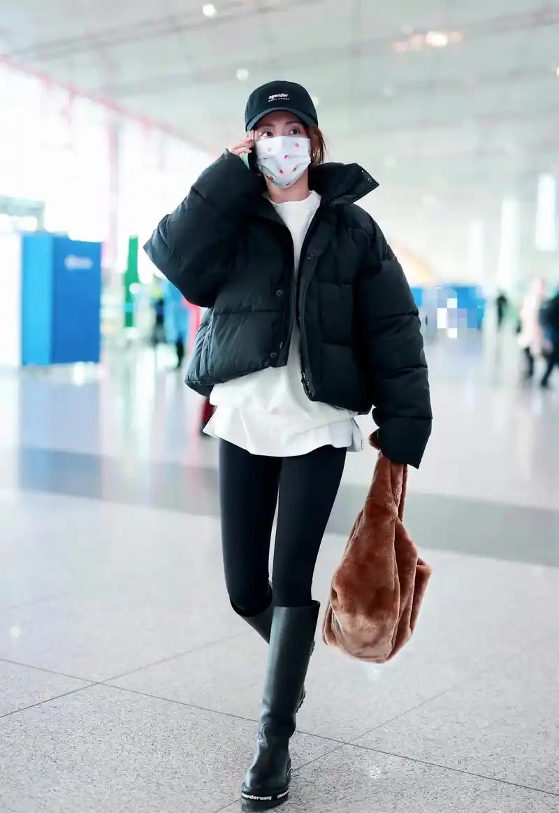 张嘉倪身材真好,"提臀裤"配黑筒靴满屏的长腿,严实打扮也迷人