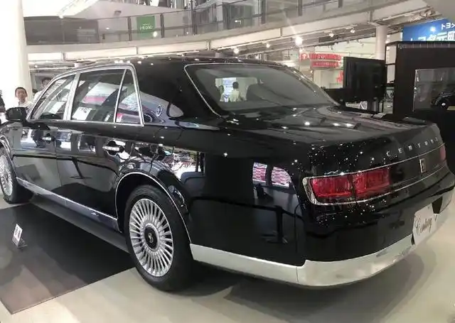 新一代丰田世纪在日本开售第一次听说这款车凤凰车标很不错