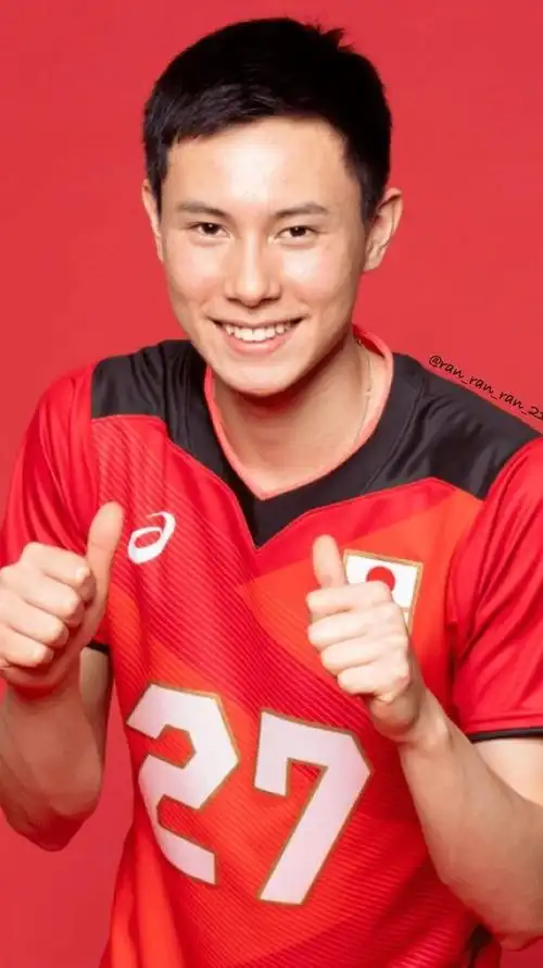 日本男排当红炸子鸡跳发球slow motion !