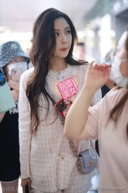 王艺瑾上海到达,粉色淑女风穿搭温柔甜美_机场