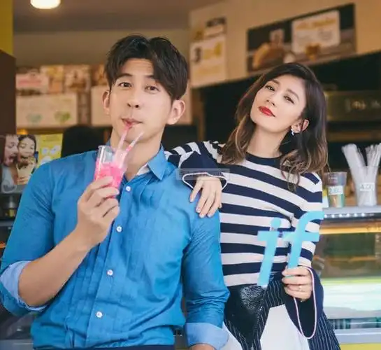 贾静雯修杰楷婚纱照,已经是三个孩子的妈,网友:还是像少女一样