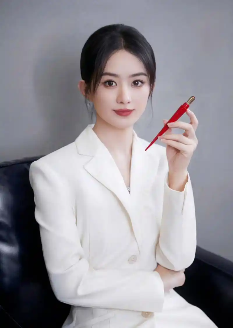 赵丽颖一身白色西装装扮,妆容精致,大方得体,温柔干练.