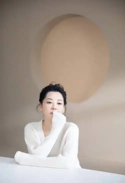 许晴在社交平台发布一组工作花絮图,图中她身穿白色毛衣笑容灿烂,尽显