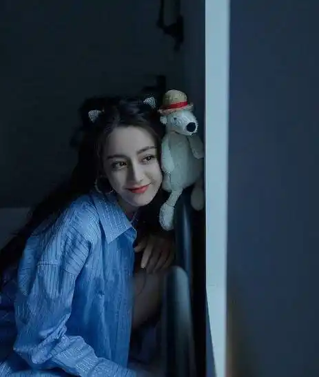 迪丽热巴头戴猫耳配饰,身穿男友风衬衫,化身"猫系女友"秀美腿_设计