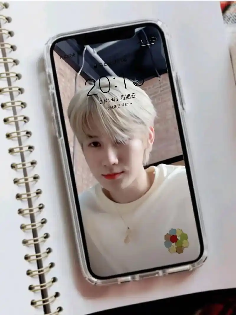 张真源壁纸.金发张哥来啦,染了头发的小爱神更帅啦!#时代少年 - 抖音