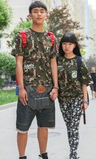 2013年05月30日左右,一对情侣的合影在微博走红,照片中身高158cm的@索