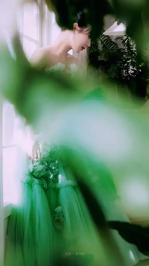 杨紫绿色抹胸纱裙