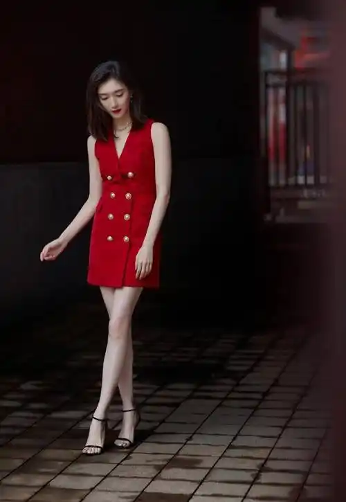 江疏影果然是适合御姐风,大红色无袖西装裙配高跟鞋,霸气迷人_的设计