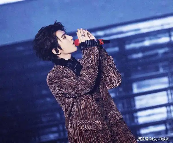 就算蔡徐坤真的不在手机上看手机,但是他的经纪人,他的助理,他整个