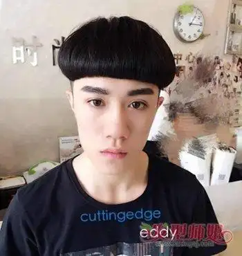 你告诉理发师你要留这种发型,他会每次只把两边修剪短,上边头发继续留