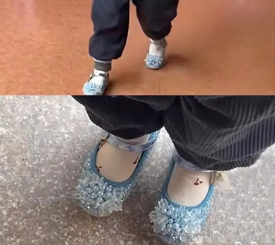 冬天穿凉鞋夏天穿棉靴,为啥孩子总是穿得奇奇怪怪而不自知?