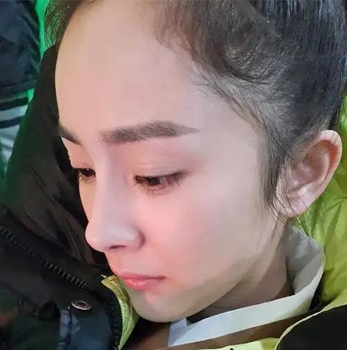 杨幂晒古装剧照发际线逆天网友大呼女神像秃头大爷