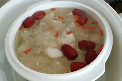 银耳莲子百合红枣枸杞炖雪梨