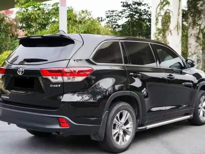 外观方面2020款汉兰达采用最新的家族设计风格,整车线条更为明显,车头