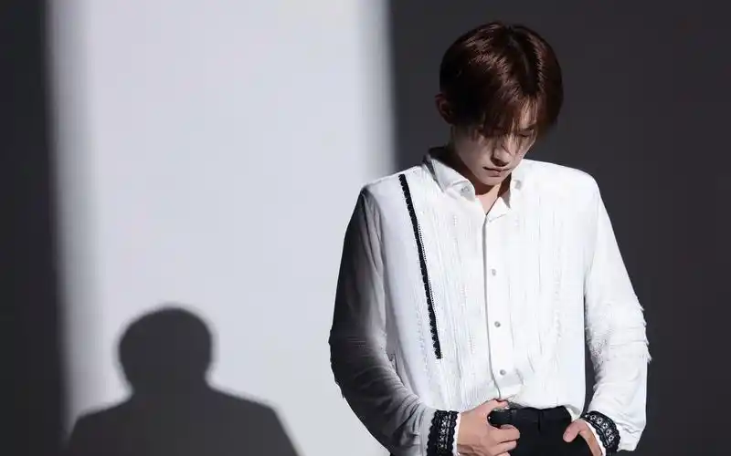 易烊千玺简约率性写真桌面壁纸