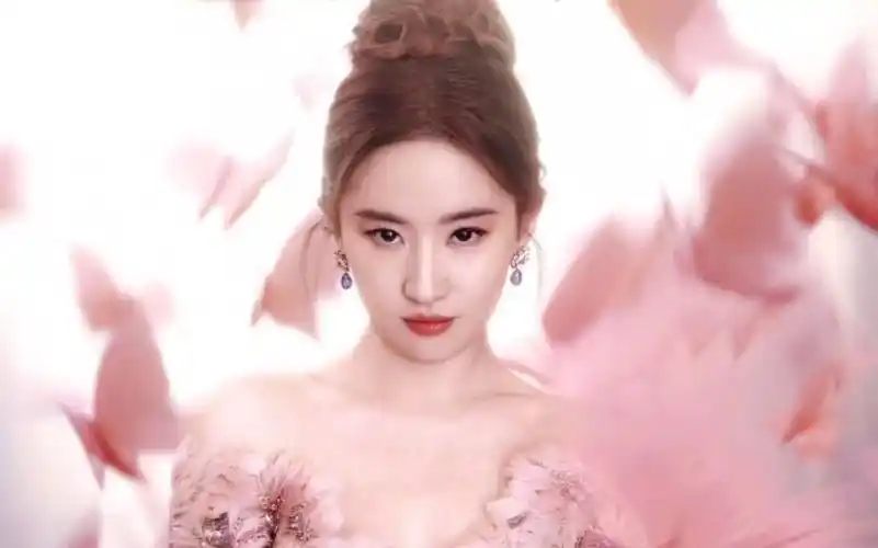 刘亦菲粉色羽毛公主装 彰显容荣华贵