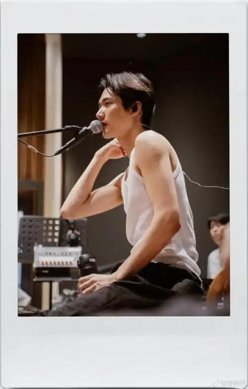 周柯宇北京演唱会排练照96白色背心露出的肌肉我直接斯哈演唱会倒