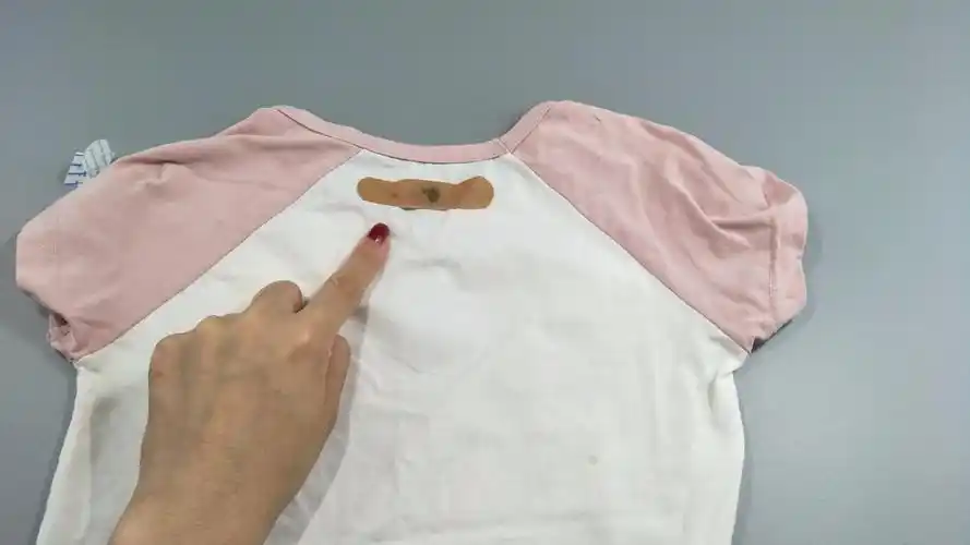 创可贴粘在孩子衣服上,解决了夏季困扰所有妈妈的难题,太厉害了