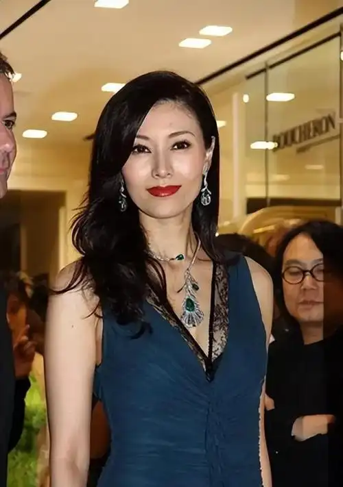 港媒也太"勇"了吧!李嘉欣的照片不修一下就发出来,状态太真实