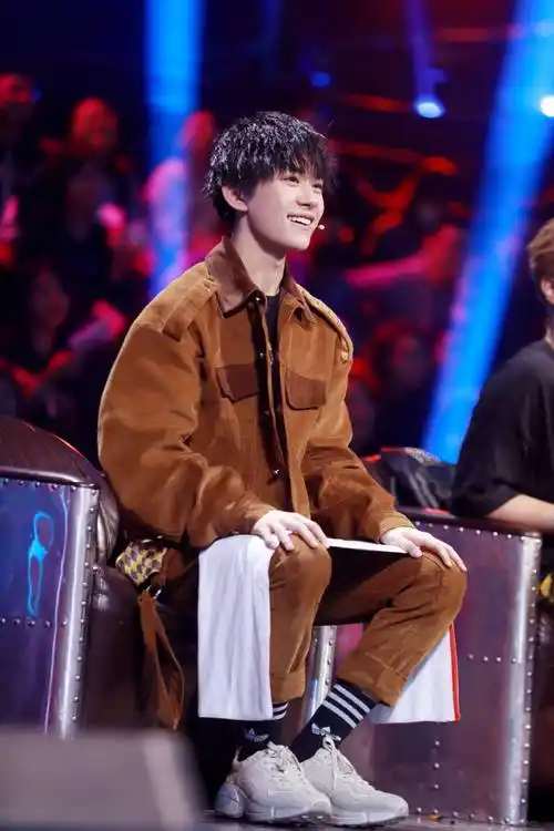 易烊千玺超话  2018 /0319 /180319  这就是街舞录制  小孩在外面不