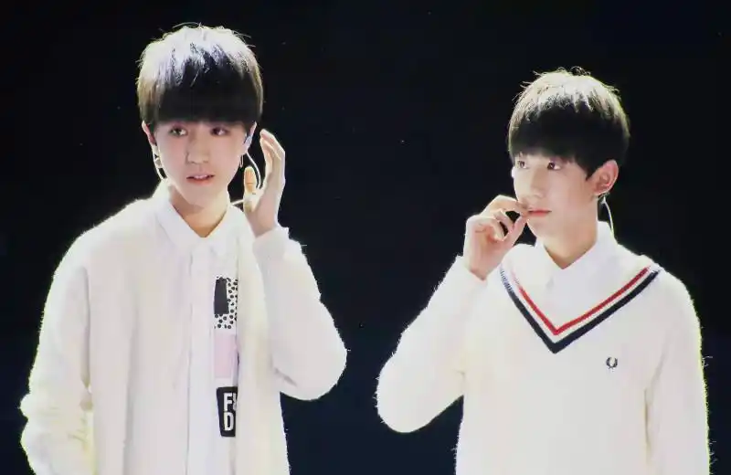 王俊凯和王源同居视频中两人背景相似兄弟情太感人