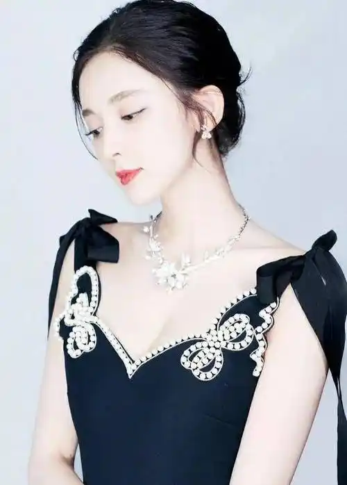 古力娜扎#黑色蝴蝶结小香风珍珠裙,不一样的惊艳感_的设计_亮片_裙子