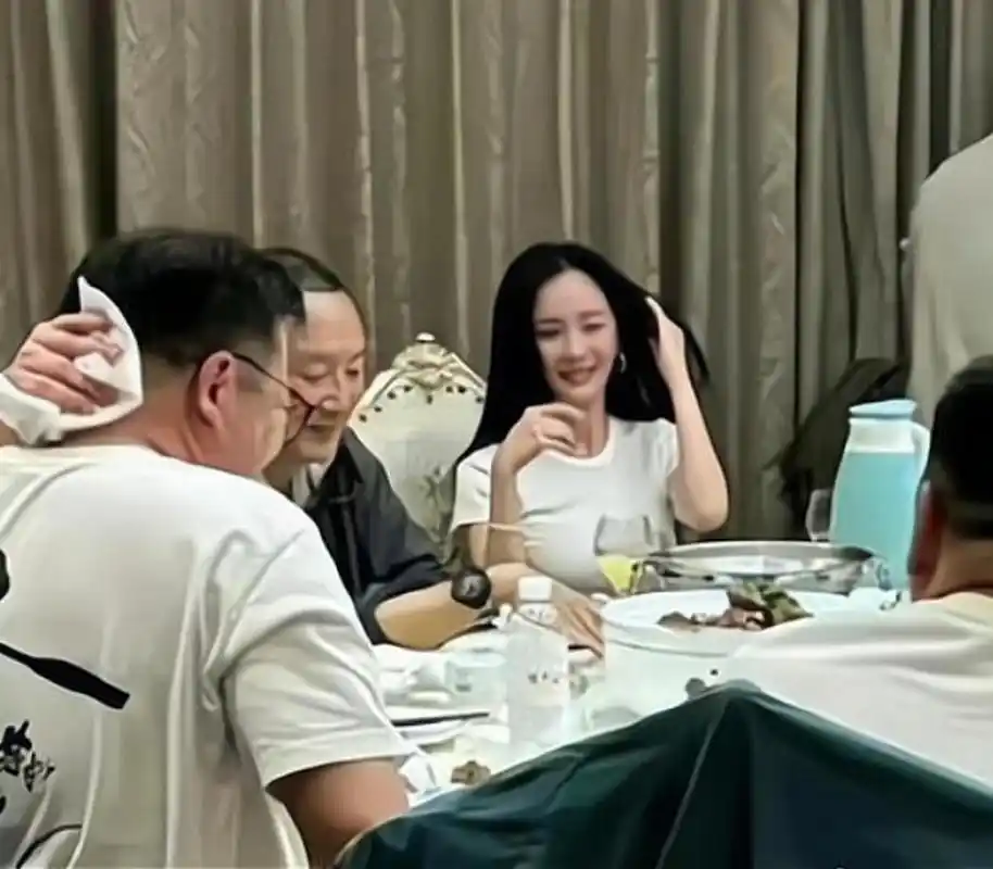 最近有网友爆出了一组杨颖和杨幂一起出席饭局的素颜照,引起了网友们