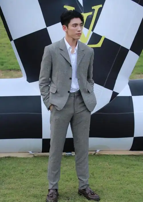 lv上海大秀明星生图,范丞丞王子异脸赞是王道,虞书欣不看腿扛住了镜头