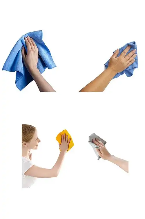 手拿抹布擦东西png